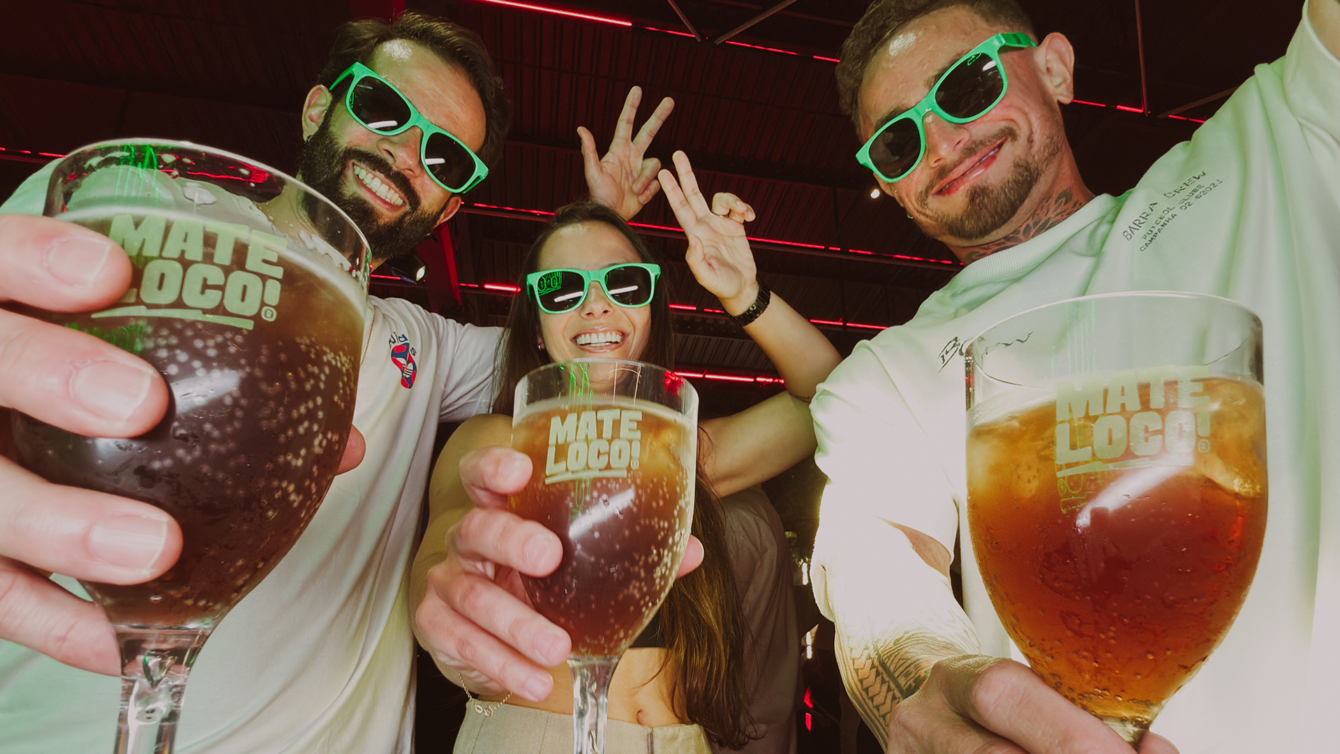 Amigos brindando com taças de Mate Loco em uma festa