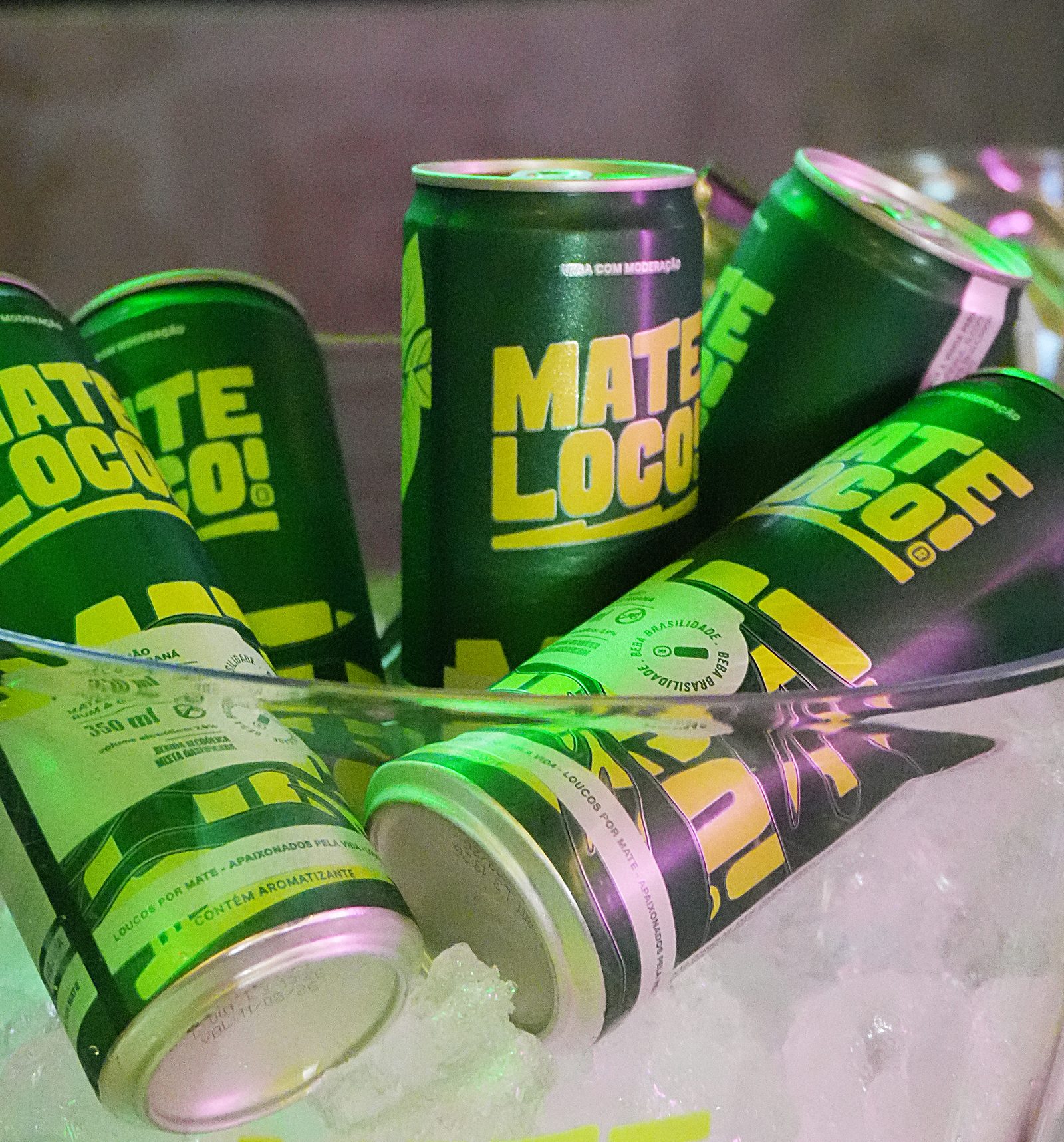 Latas de Mate Loco geladas no gelo